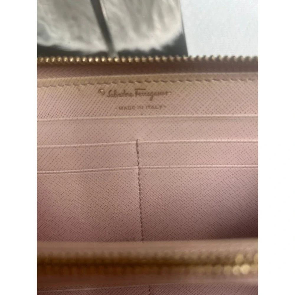 Salvatore Ferragamo Vara Wallet Zip Around‎ Continental Bow Accent Beige